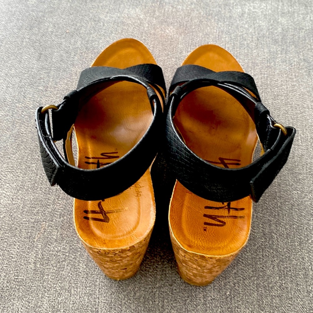 4 earth Blowfish Hot Sun Wedge Sandle